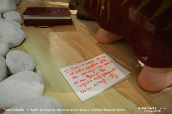 hoja con la Oración de Monica durante la performance